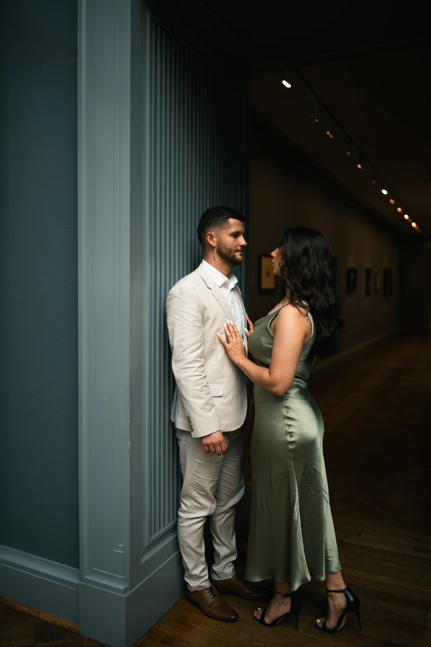 Intimate couple portrait — Karolina & Daniel at the Art Institute of Chicago